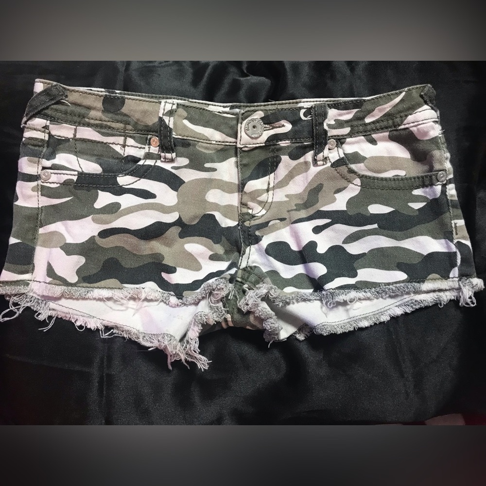ALMOST FAMOUS Camouflage Frayed Denim Shorts Juniors Size 5